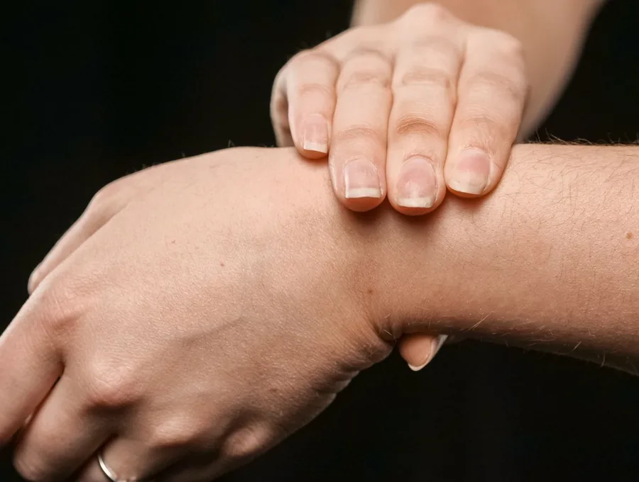 การดูแลมือและข้อมือ